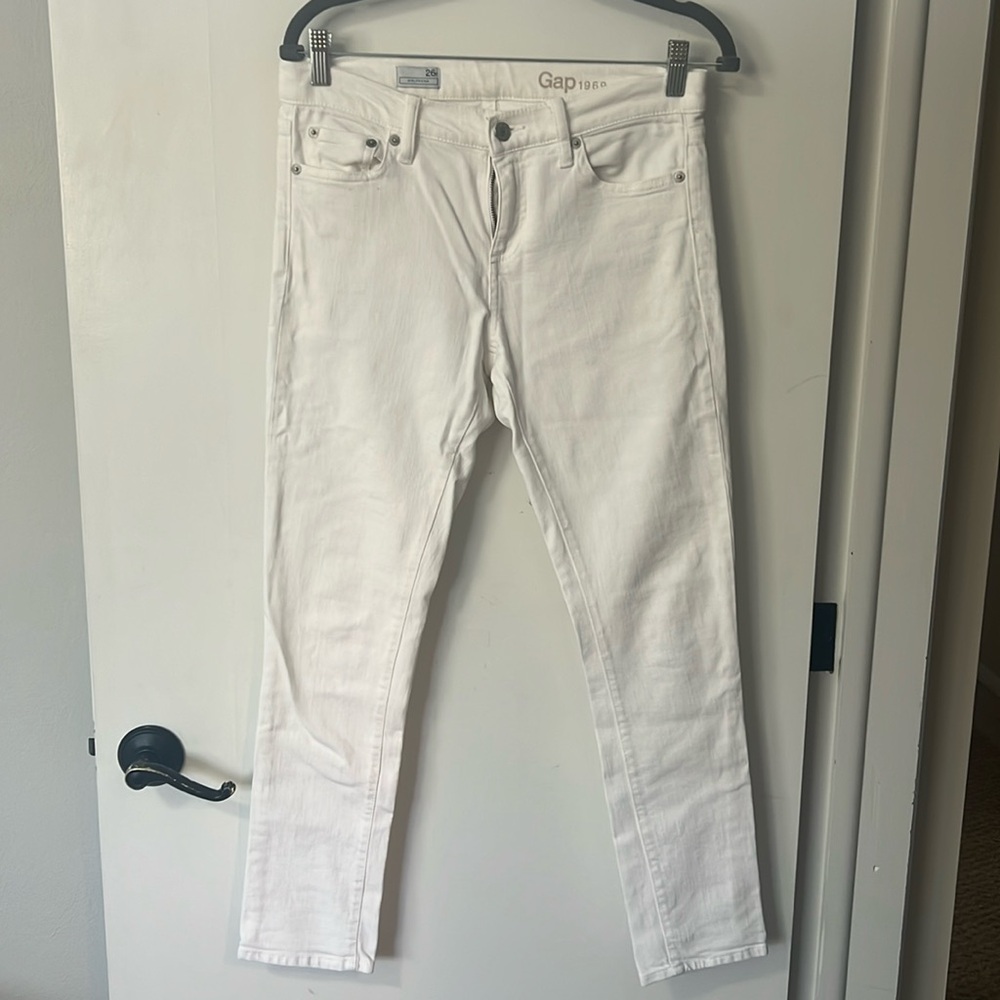Gap Woman’s White Girlfriend Jean